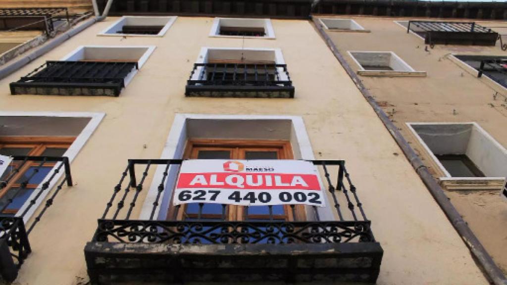 Vivienda, con el cartel de se alquila.