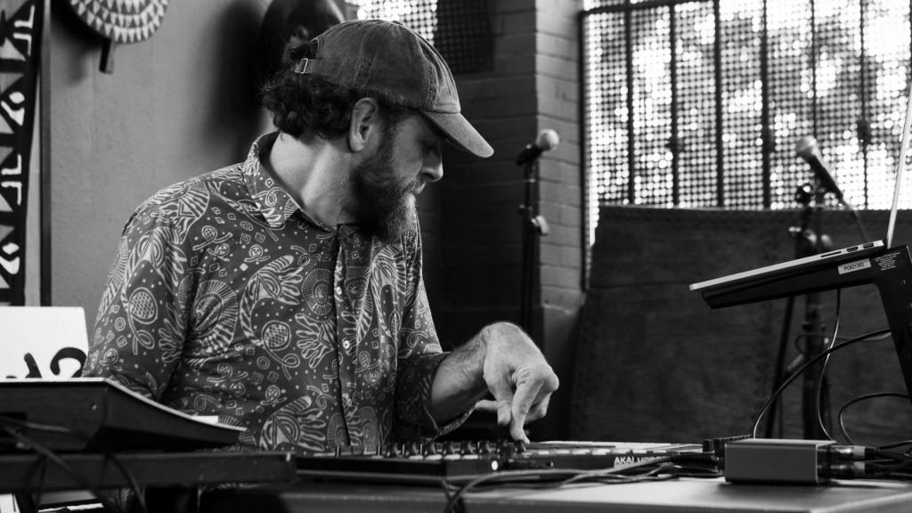 Lospiestorcidos, nombre artístico de Jorge Navas, en su directo de Sevilla del 24 de abril de 2022.