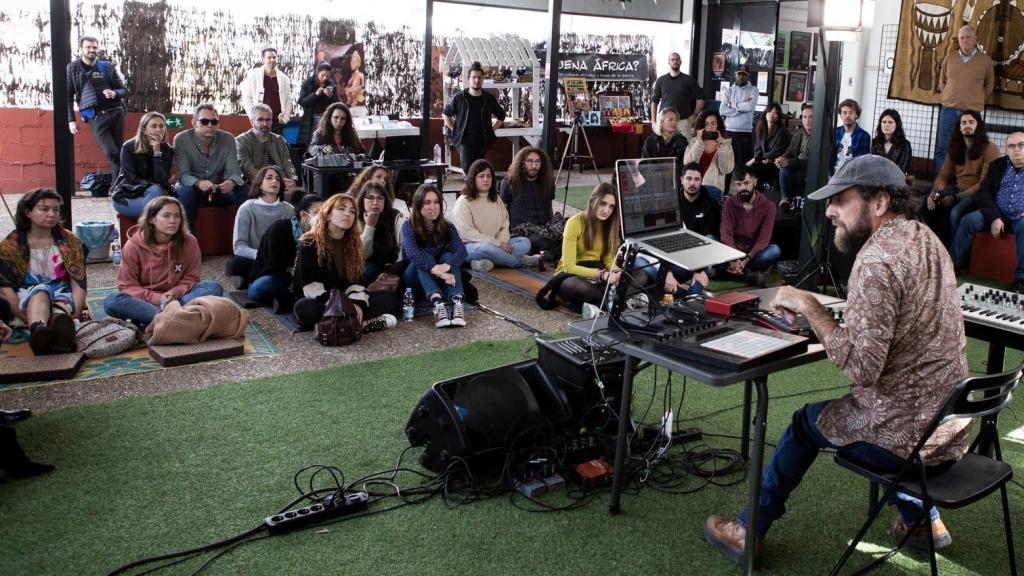 El público escucha la actuación de Lospiestorcidos en el concierto Sofar Sounds del 24 de abril de 2022 en Sevilla.