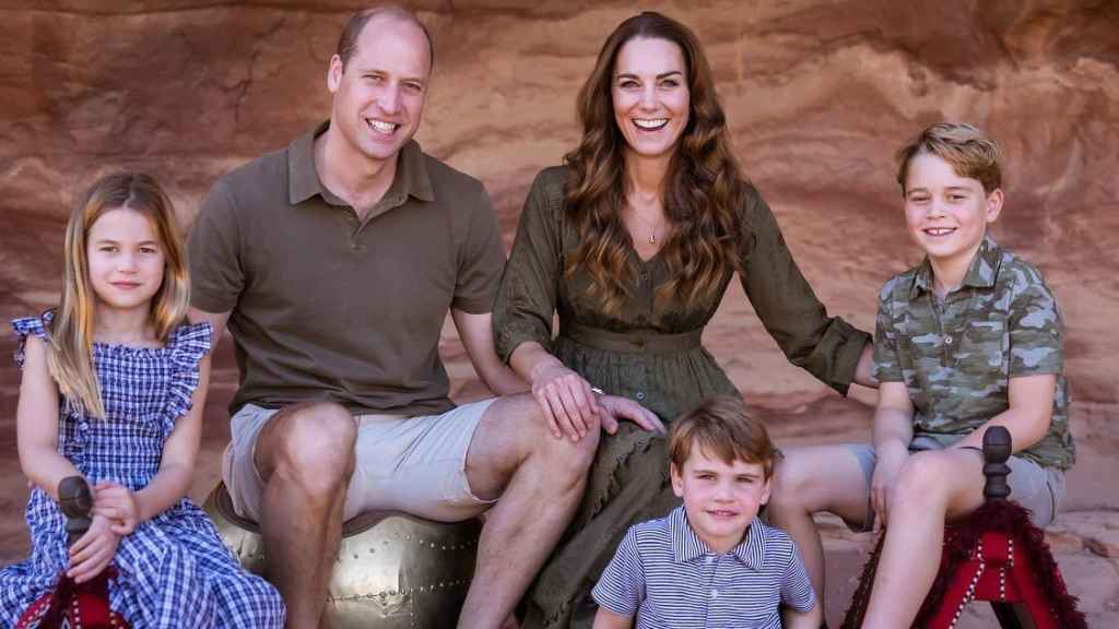 Los duques de Cambridge con sus hijos.