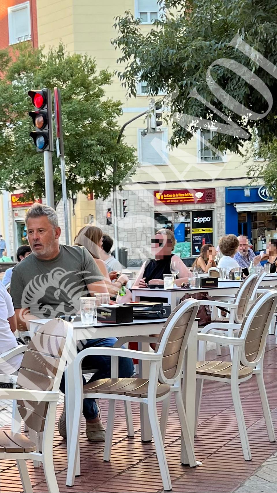 El cómico Miki Nadal en la terraza del restaurante 'El Enfriador', en el plaza de Perú, en Madrid, este martes 23 de agosto.