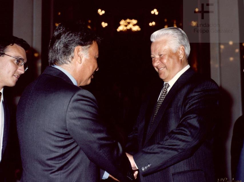 González saluda afectuosamente a Yeltsin, antes o después del incidente de los bonsáis.