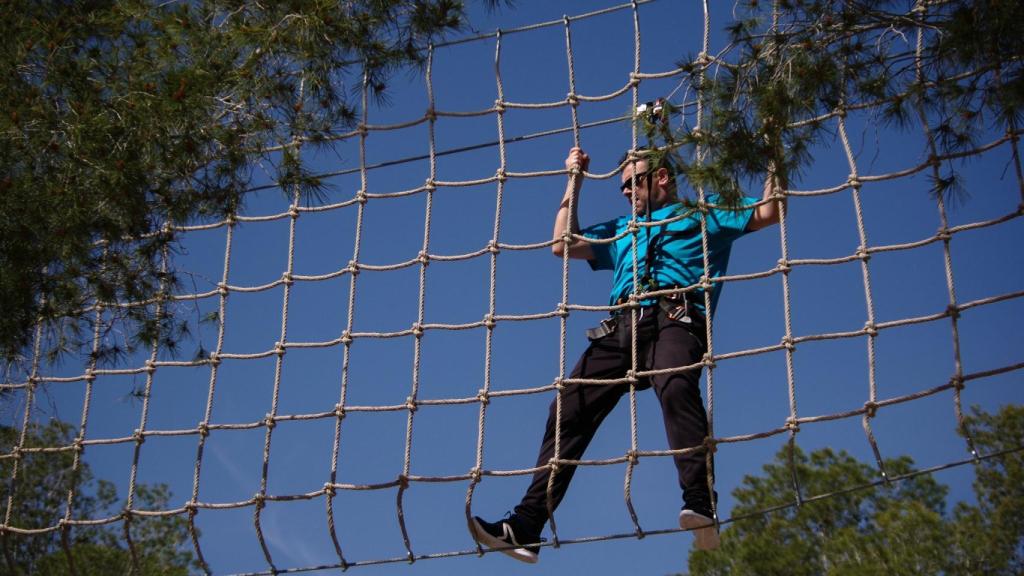 Un usuario se divierte en Tirolinas Go! La Nucía Benidorm.