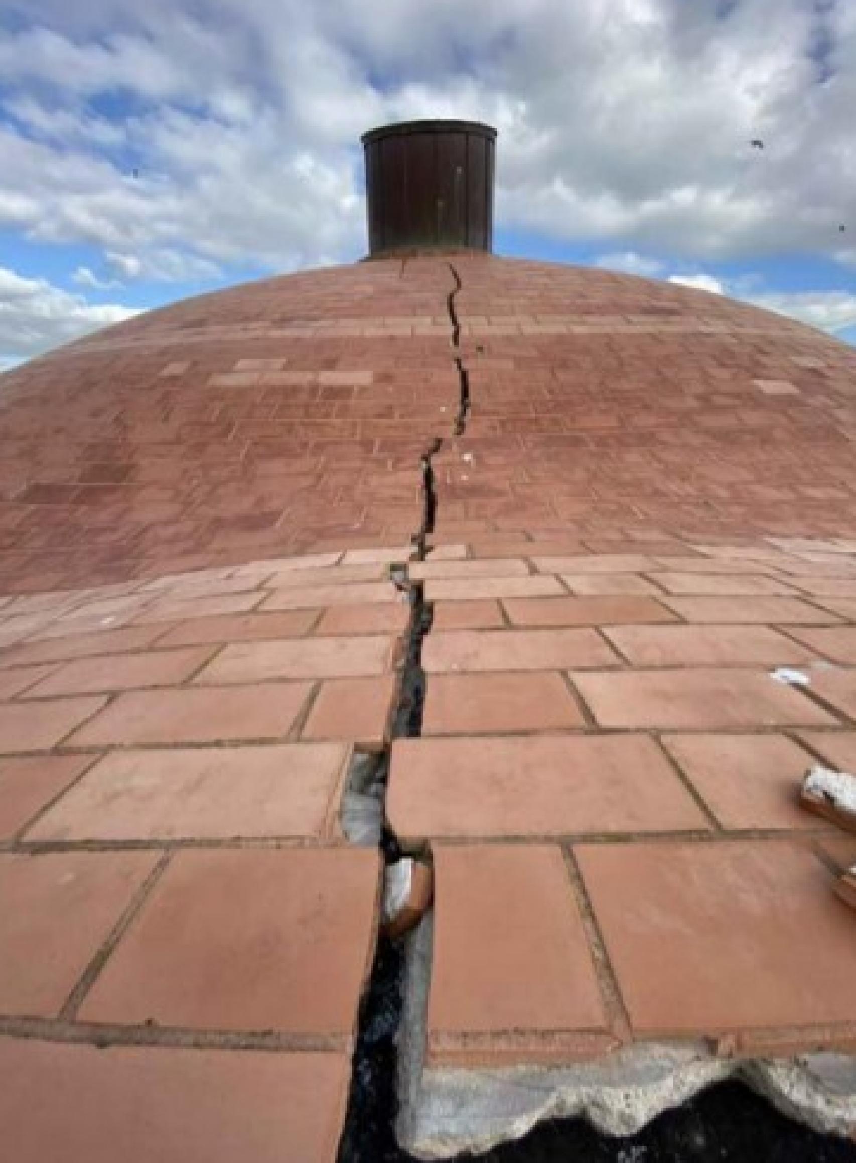 Imagen de archivo de una de las grietas que presenta la cubierta de la Catedral de Málaga.
