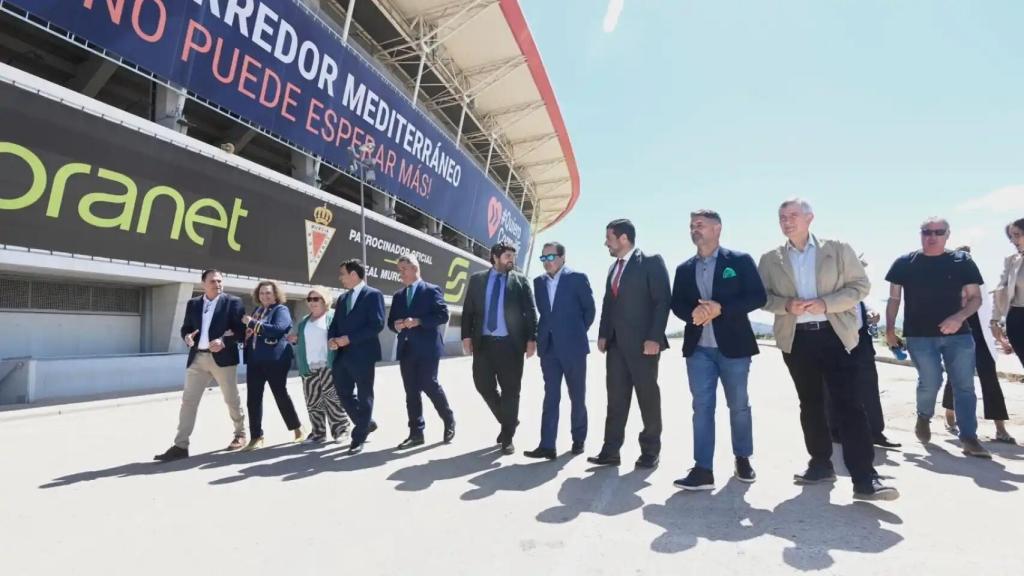 Yolanda Muñoz, presidenta de la Autoridad Portuaria de Cartagena (2i), en un acto celebrado en mayo en el Estadio Enrique Roca, con la asistencia del presidente de Murcia, Fernando López Miras, para reclamar al Gobierno la llegada del Corredor Mediterráneo.