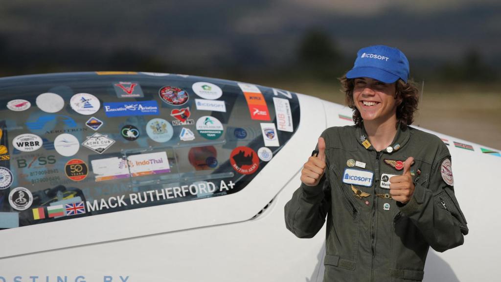 Mack Rutherford, al bajar del avión con el que ha conseguido el record.