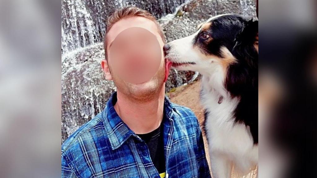 El interno junto a Viny, su perro.