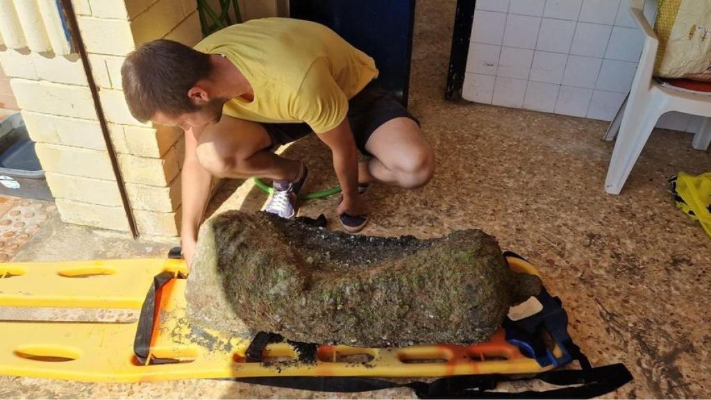 La pieza ha sido descubierta por un bañista en la playa de Santa Pola.