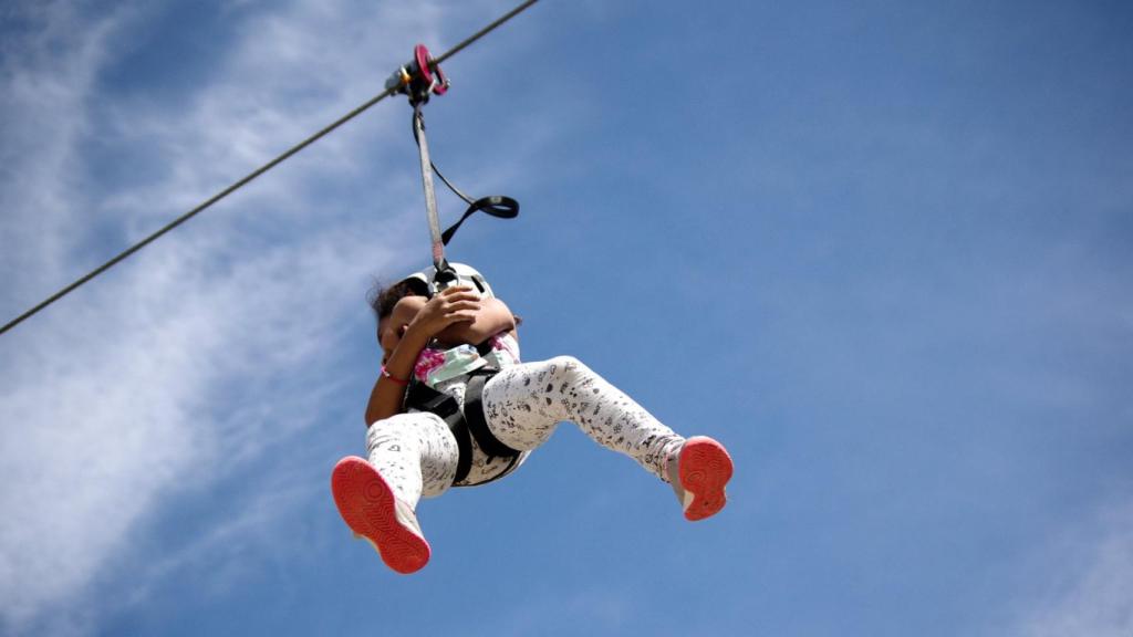 Una niña tirándose en una de las tirolinas de Tirolinas Go!