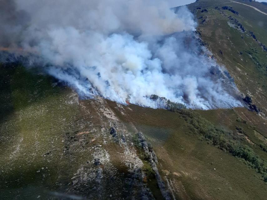 Imagen del incendio en el Campo de Tiro del Teleno.