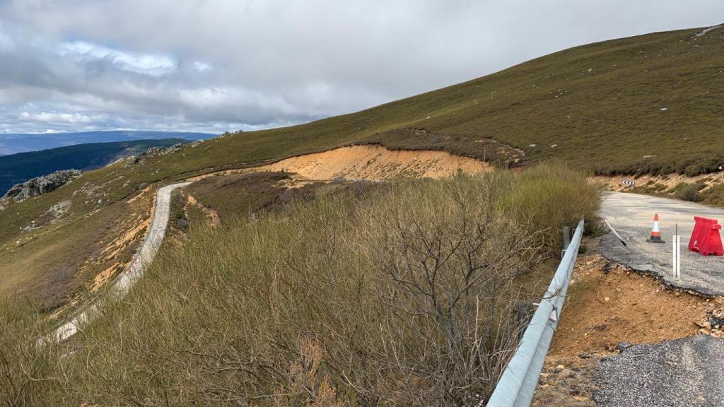 Los taludes de la carretera de acceso al Alto del Vizcodillo
