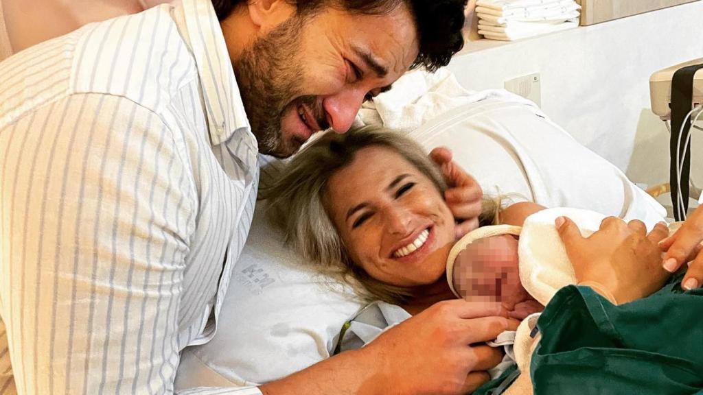 Unas horas después del nacimiento, la familia se ha podido ir a casa.