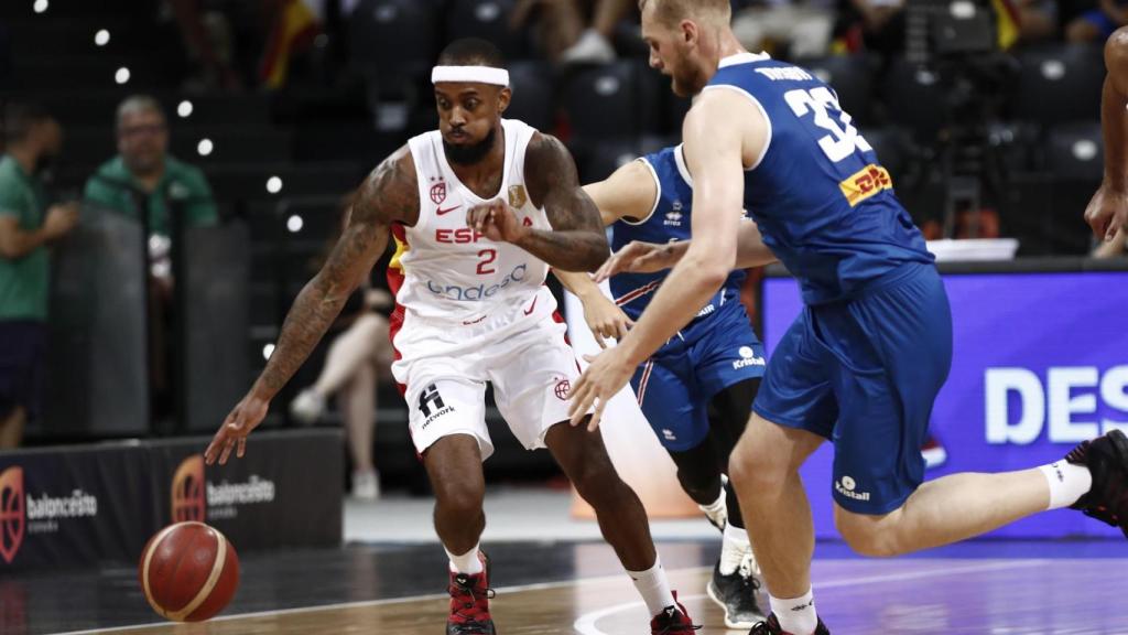 Lorenzo Brown, ante Triggvi Hlinason en el España - Islandia de clasificación para el Mundial de baloncesto 2023