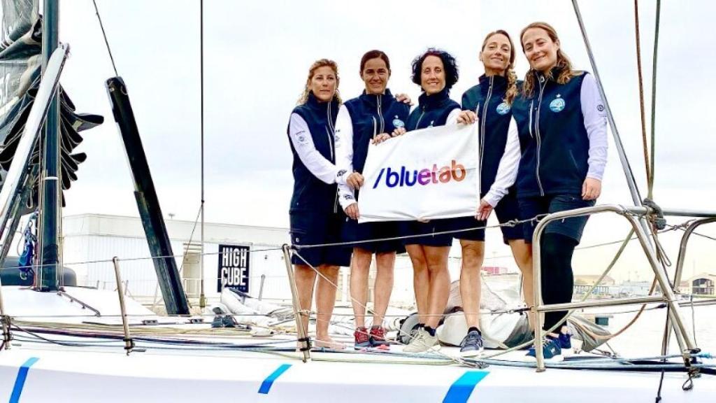 Un equipo de Bluetab participando en una regata.