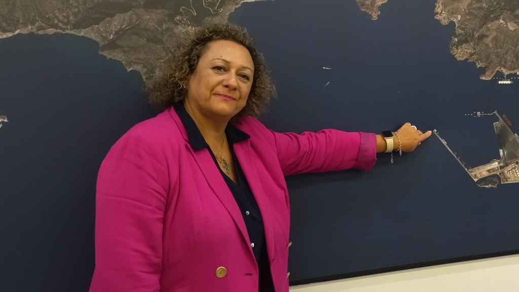 Yolanda Muñoz, presidenta de la Autoridad Portuaria de Cartagena, este miércoles, señalando la ubicación de la dársena de Escombreras.