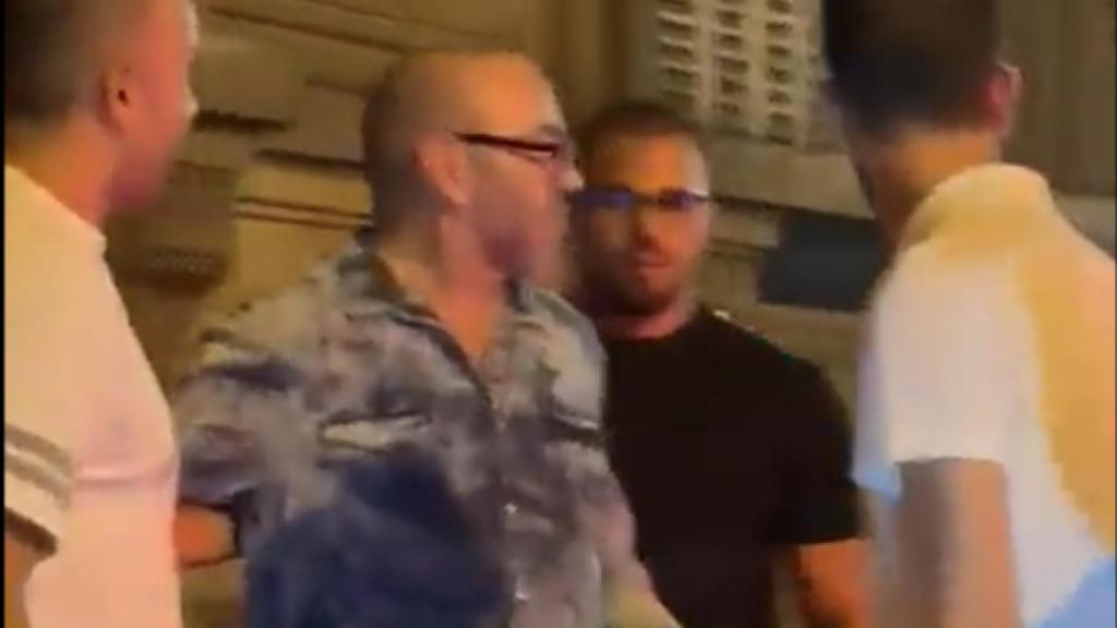 Mohamed VI es sostenido por sus guardaespaldas en las calles de París.