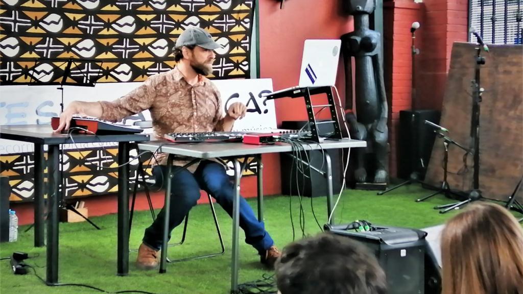 El músico y productor electrónico Lospiestorcidos, nombre artístico de Jorge Navas Losada que alude a su parálisis cerebral.