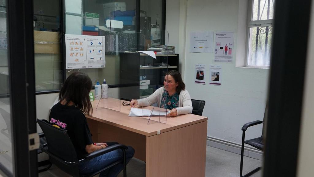 Orientadora laboral de Santiago con una persona usuaria del programa de inserción de empleo.