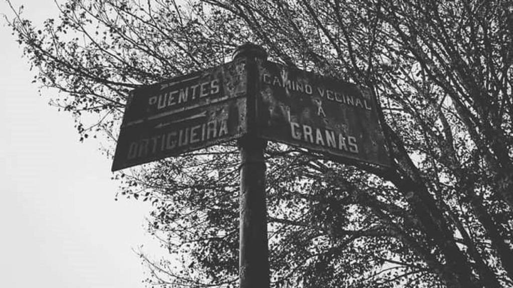 Los bomberos trabajan en la extinción de un incendio en una casa deshabitada en Mañón (A Coruña)