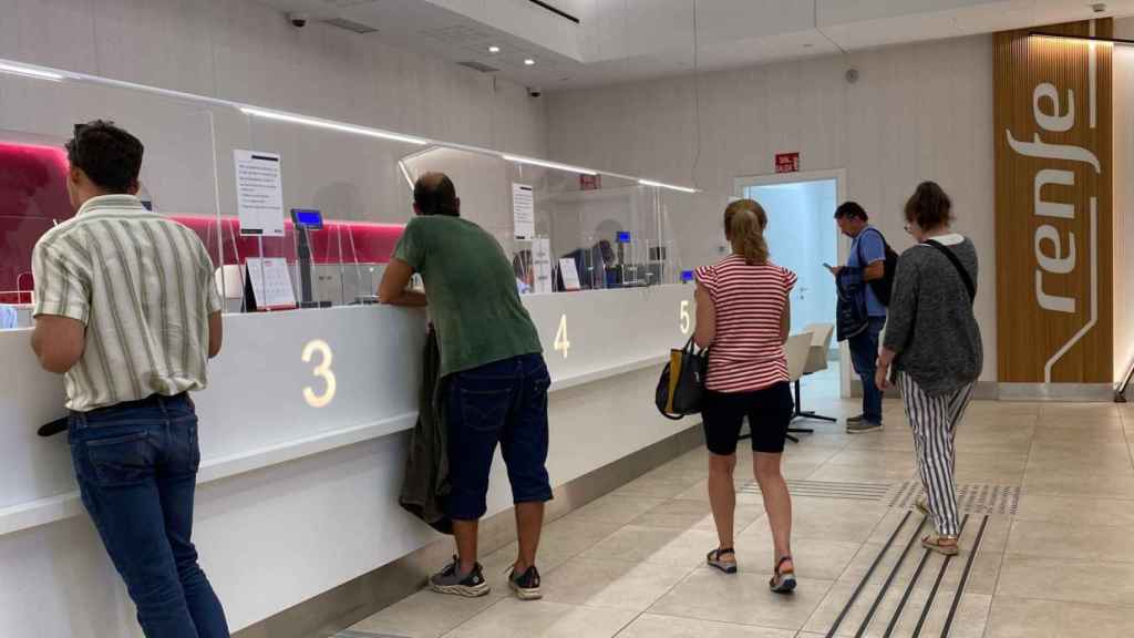 Gente esperando en las taquillas de la estación de Urzaiz, en Vigo.