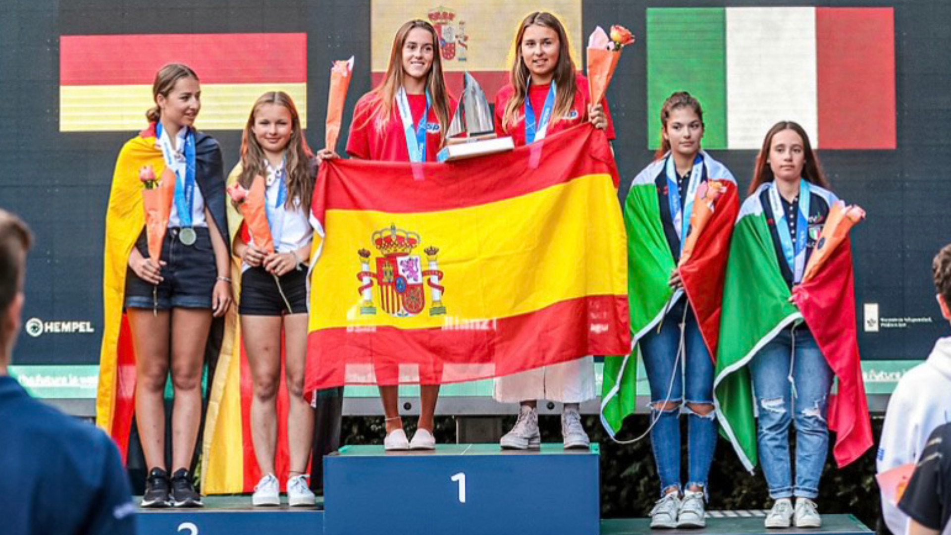María Perelló y Marta Cardona en lo más alto del podio. Foto: Sailing Energy