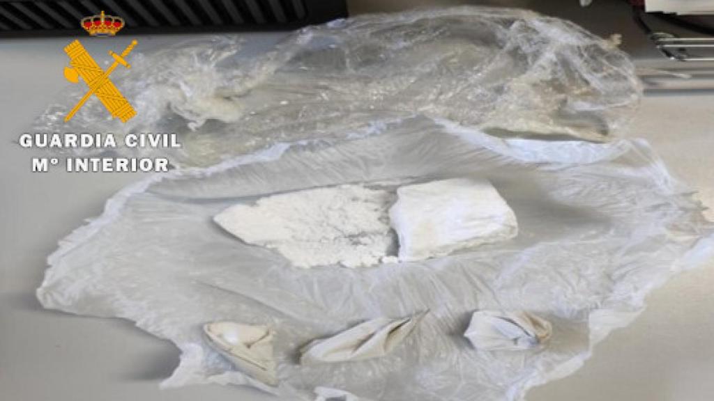 La droga intervenida por la Guardia Civil al detenido en Elche de la Sierra (Albacete).