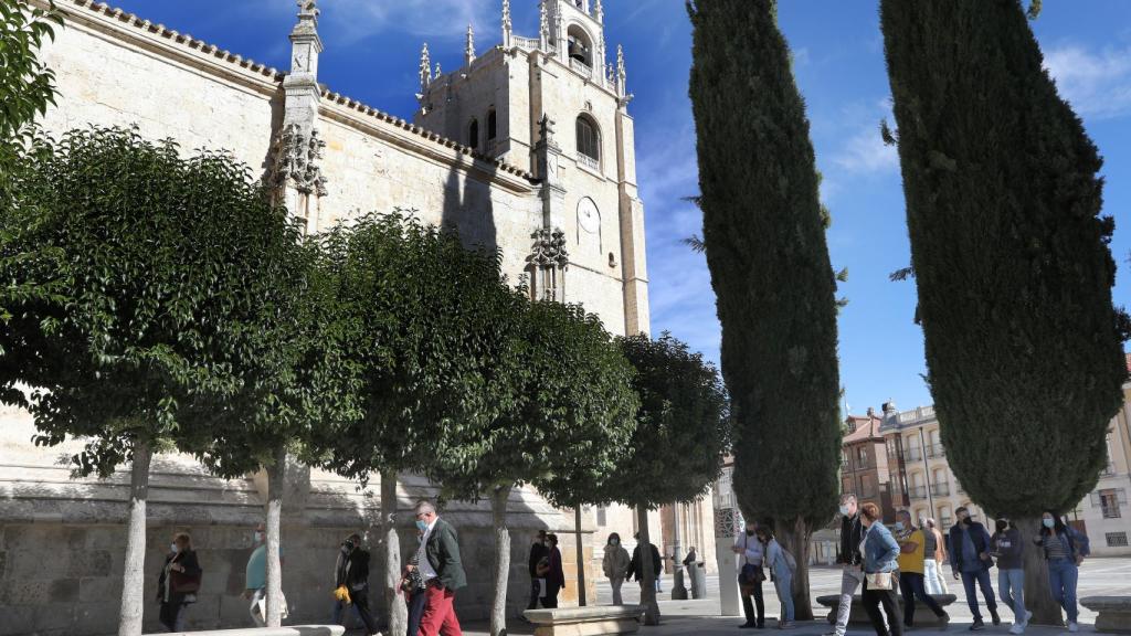 Un grupo de turistas llega a Palencia para disfrutar de sus vacaciones