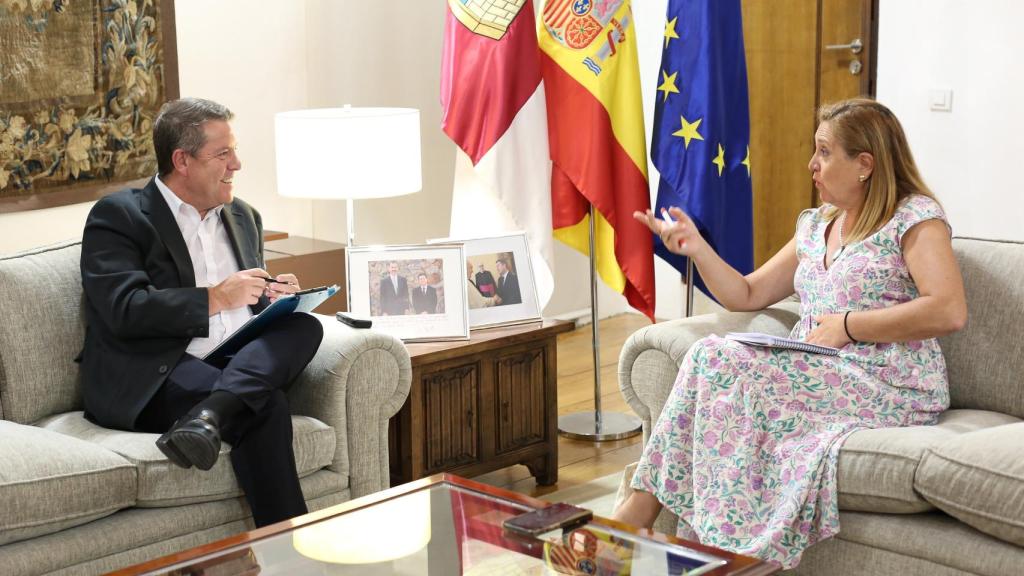 El presidente de Castilla-La Mancha, Emiliano García-Page, y la consejera de Educación, Rosa Ana Rodríguez, este jueves en el Palacio de Fuensalida. Foto: Óscar Huertas