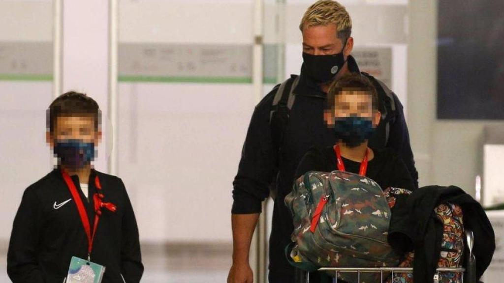 Nacho Palau y su madre, Lola Medina, en su reencuentro tras 'Supervivientes 2022'.