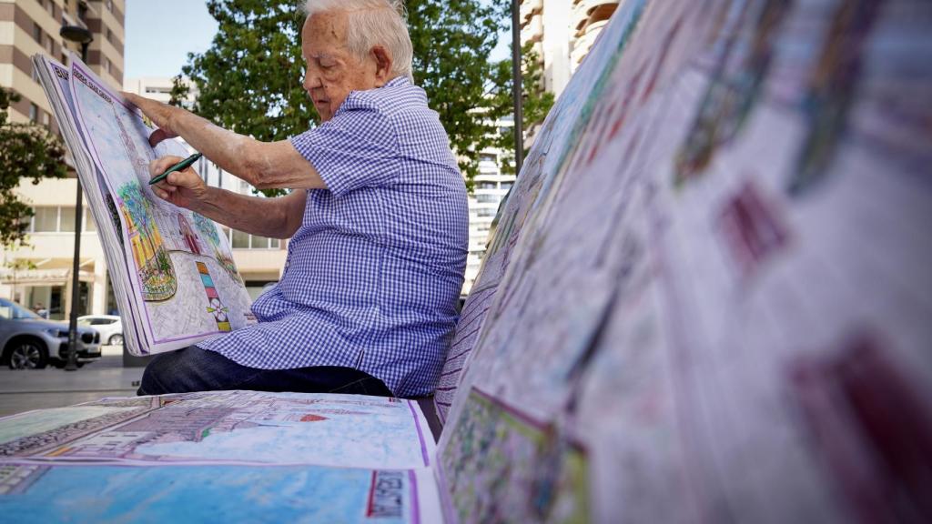 Juan, pintando en su banco favorito.