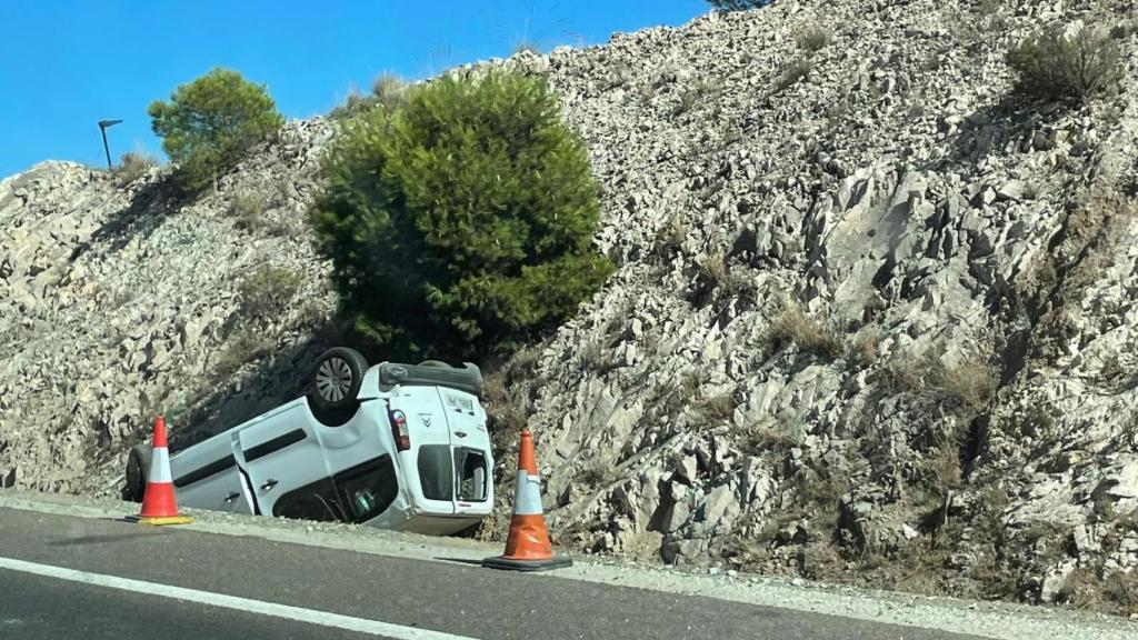 Furgoneta volcada en la AP-7 km. 219 dirección Benalmádena.