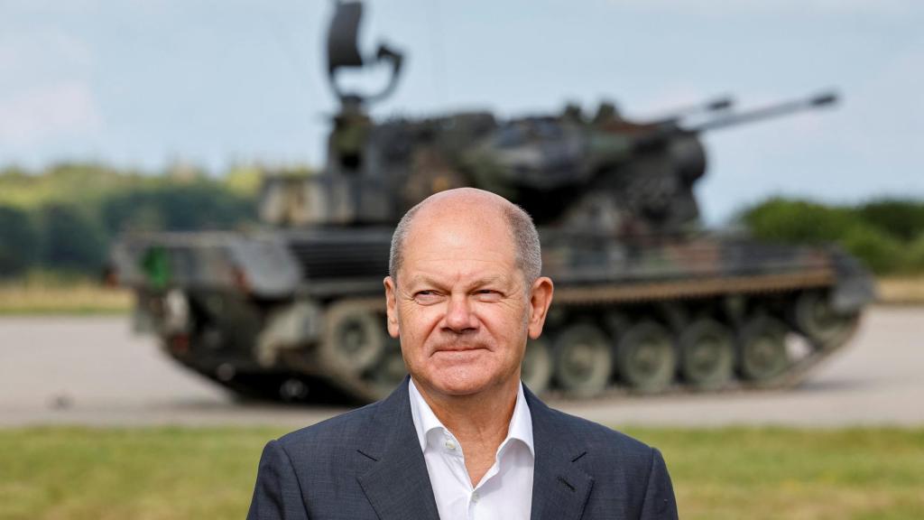 Olaf Scholz posa frente a un vehículo antiaéreo alemán.