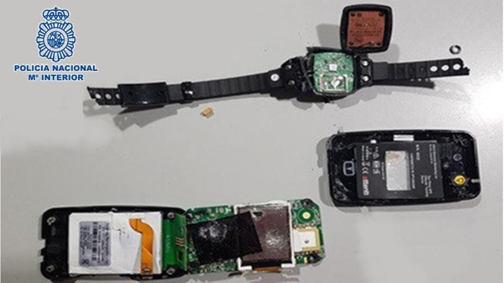 En la foto, la pulsera de control GPS completamente destrozada.