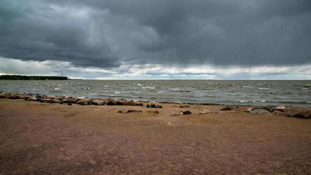 Imagen de archivo, lluvia en la playa.