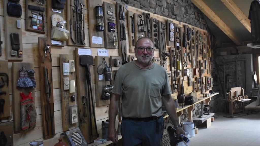 Toño en su taller museo