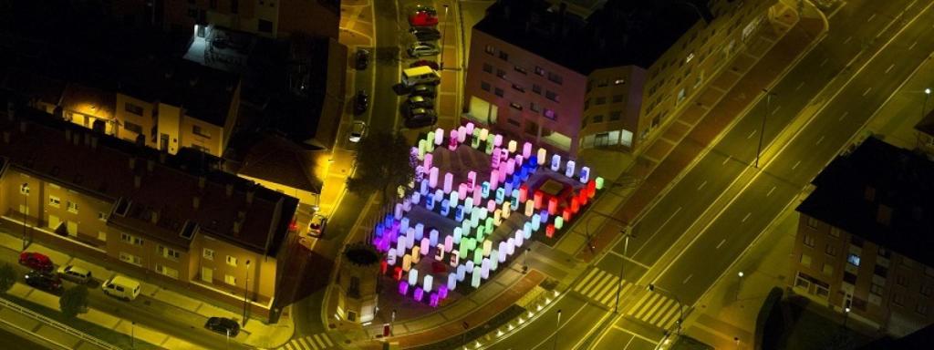 Vista nocturna de la Plaza de las Ciudades Hermanas