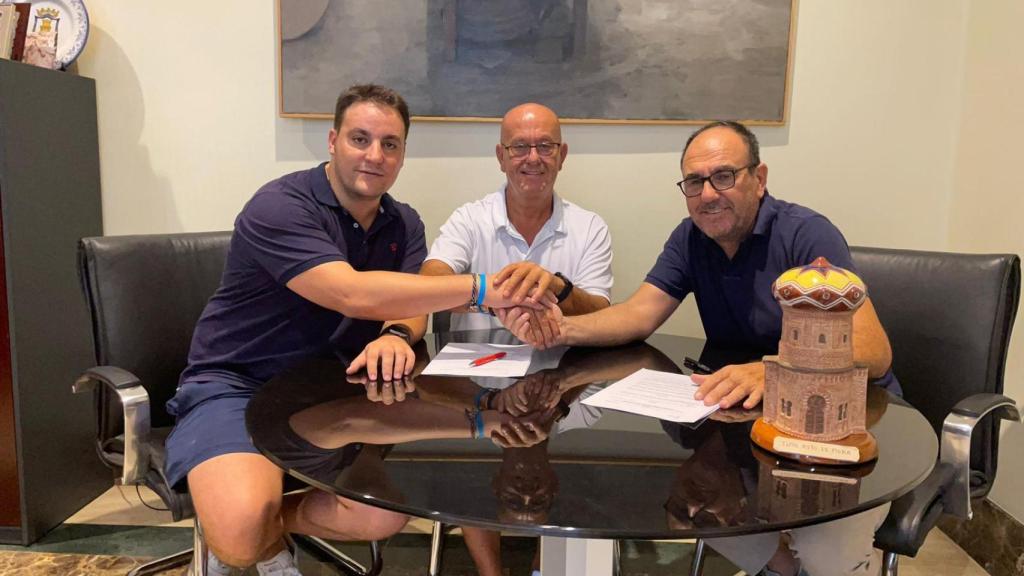 Sergio Moreno, Emilio Bravo y Gregorio de la Cruz durante la firma del convenio.
