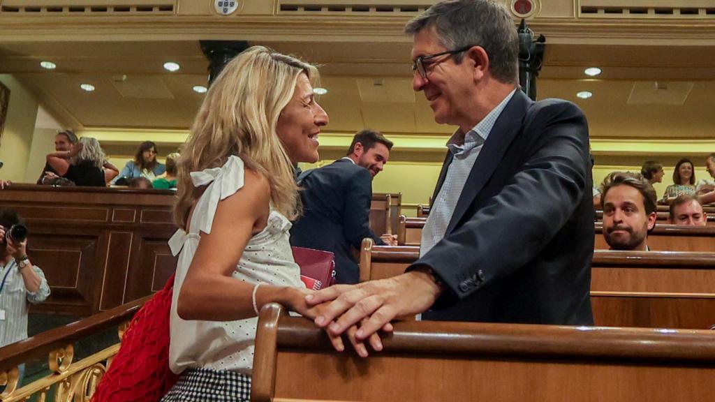 Yolanda Díaz, vicepresidenta segunda del Gobierno, charla con Patxi López, portavoz del Grupo Socialista en el Congreso, en el Pleno de este jueves.