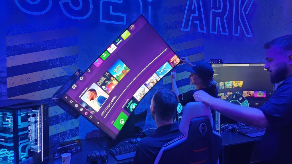 La posición del Samsung Odyssey Ark se gira fácilmente