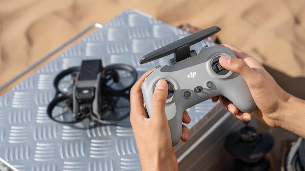 El controlador DJI para el Avata