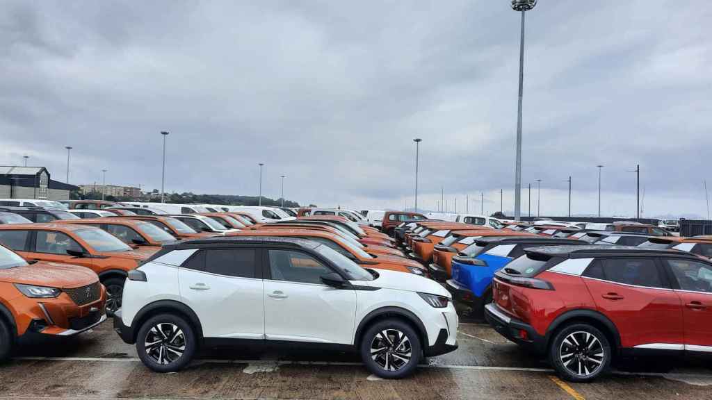 Automóviles producidos en Stellantis Vigo listos para su exportación.