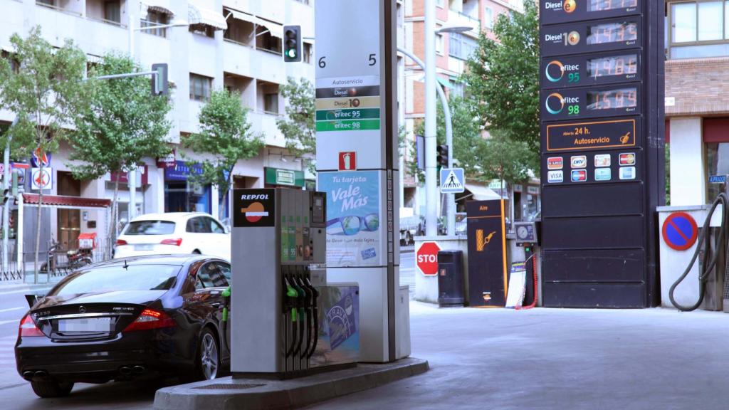 Un vehículo repostando en una gasolinera