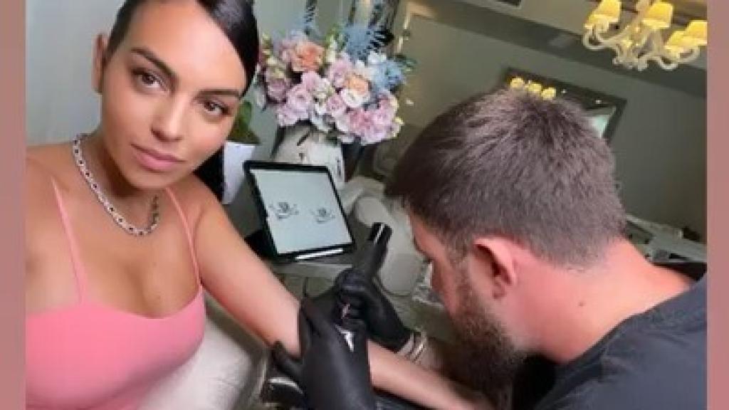 Georgina, en pleno proceso de su tatuaje.