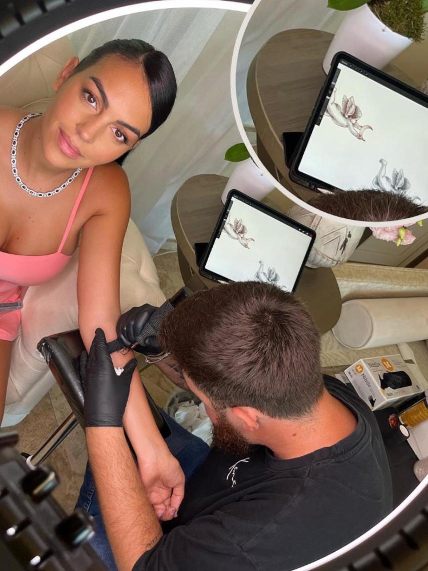 La modelo se ha tatuado un angelito en la parte interior del antebrazo.