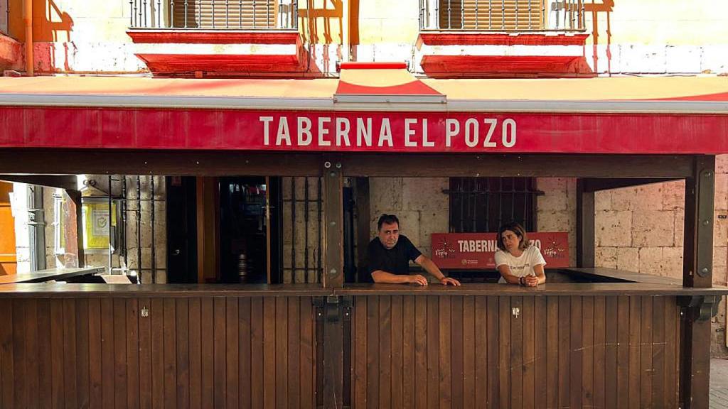 La caseta de la Feria de Día de la Taberna El Pozo ya montada y Juanjo y Maríajpg