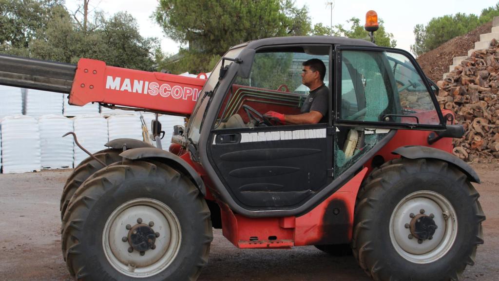 Emilio transportando pellet en el interior de su nave.
