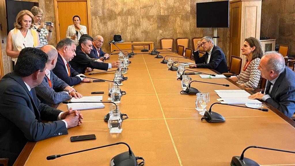Imagen de archivo de la última reunión mantenida en Madrid, entre el presidente del SCRATS, Lucas Jiménez, y la ministra para la Transición Ecológica, Teresa Ribera.