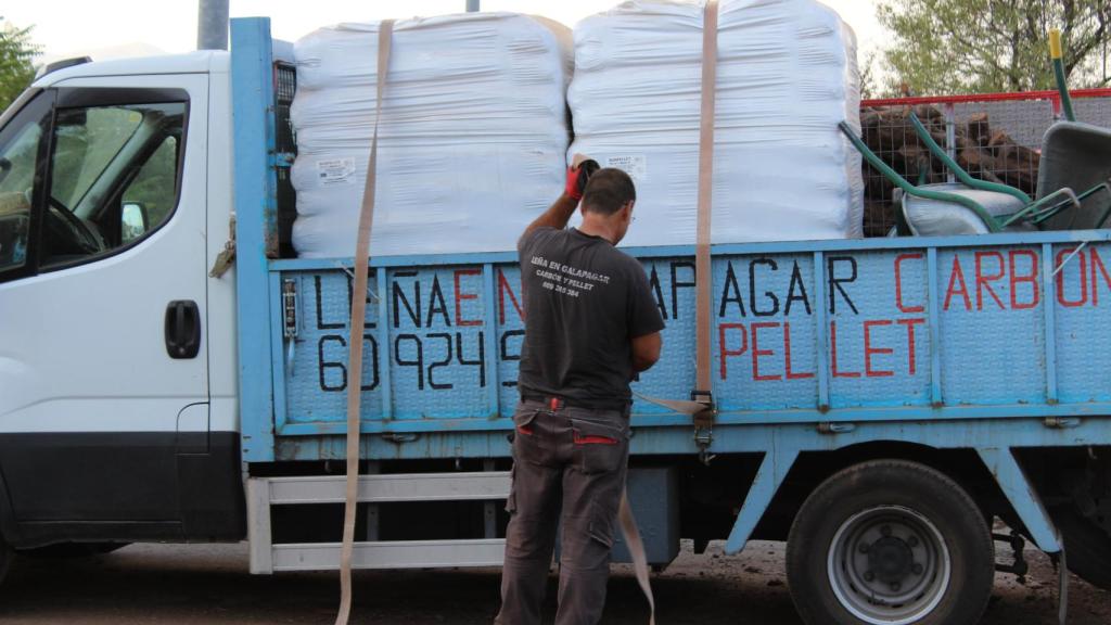 Emilio realizando tareas en su nave.
