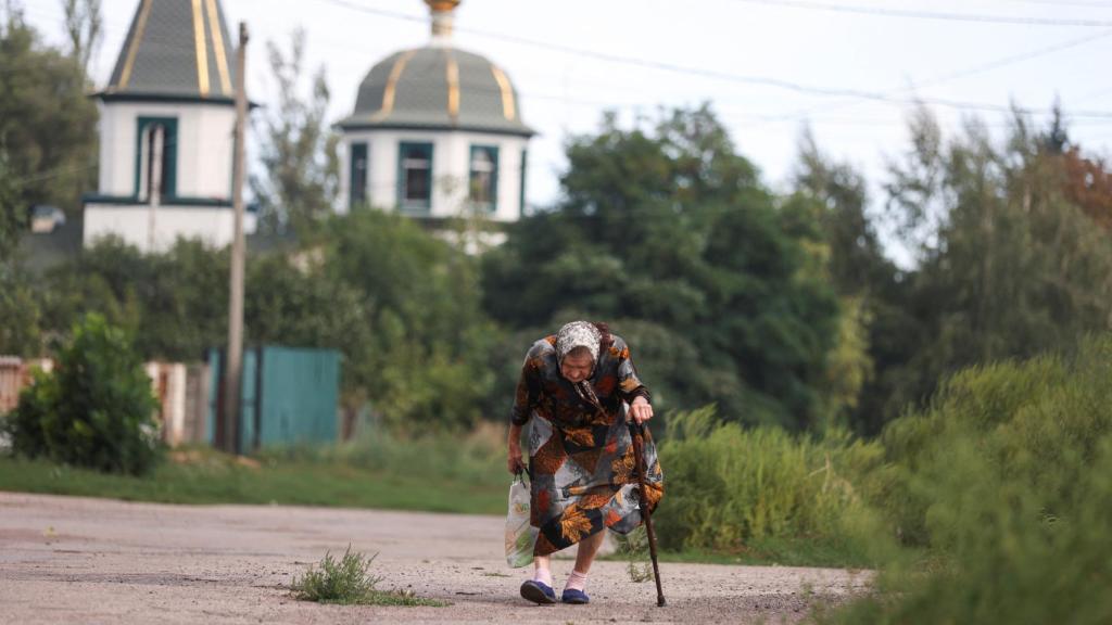 Una anciana de 86 años camina cerca de la ciudad de Toretsk