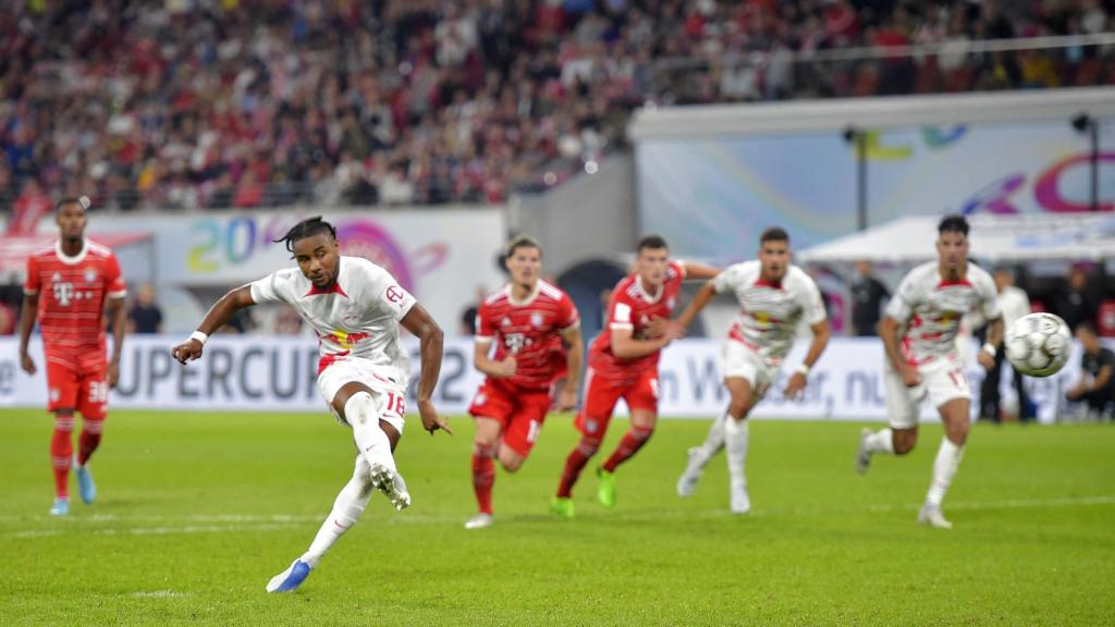 Christopher Nkunku marca de penalti en un partido del RB Leipzig